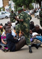 La policía se enfrenta a manifestantes en Kinshasa el 14 de diciembre de 2011