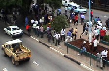 La polica reduce una manifestacin en Harare