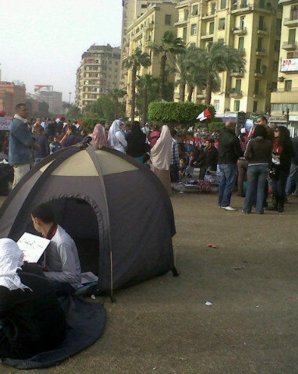 La Plaza Tahrir, ayer, en el centro de El Cairo, con los manifestantes celebrando la revolución