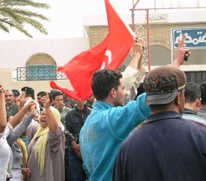 Los tunecinos se manifiestan contra el antiguo régimen 