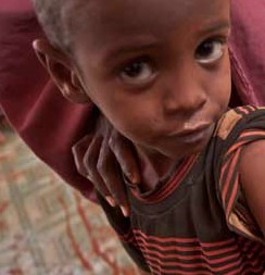 Niños reciben ayuda alimentaria en Somalia