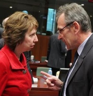 Catherine Ashton, alta representante de la UE para Asuntos Exteriores y Andris Piebalgs, comisario de Desarrollo
