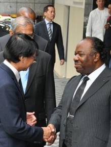 El presidente de Gabón, Ali Bongo (dcha.), de visita en Singapur