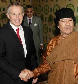 El exprimer ministro británico, Tony Blair y el exlíder libio, Muamar Gadafi
