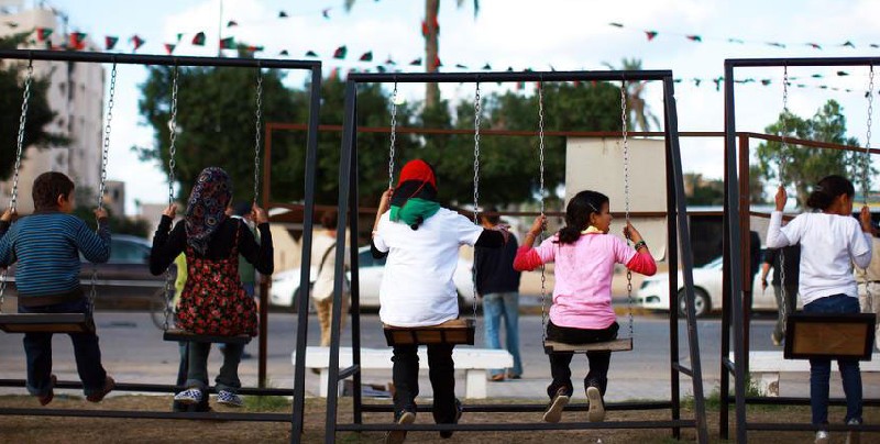 Niños jugando en una plaza en Zawiya, Libia