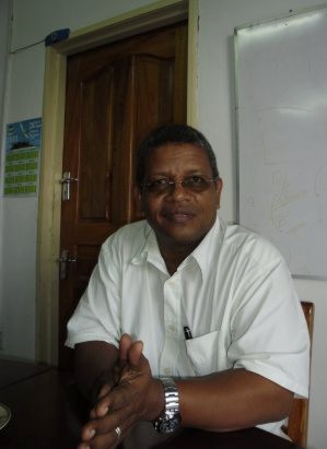 El líder de la oposición de Seychelles, Wavel Ramkalawan, en su oficina