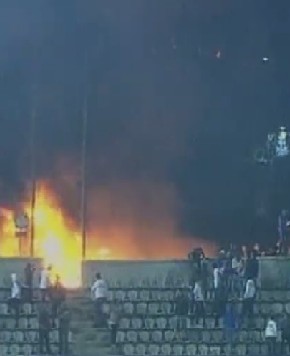 La tribuna del estadio en Port Said, en llamas