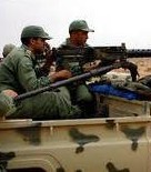 Militares marroquíes durante el desmantelamiento de Gdeim Izik