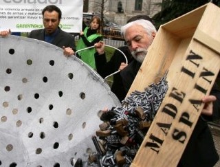 Acto en protesta por la ley de comercialización de armas ligeras aprobada por el gobierno español en 2007