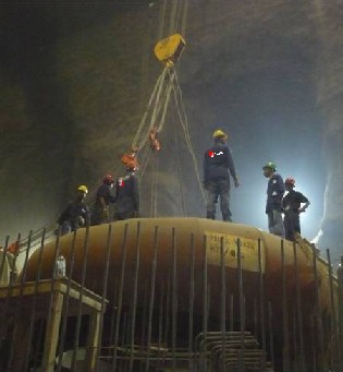 Instalación de una turbina en la central hidroeléctrica de Beles, en el oeste de Etiopía